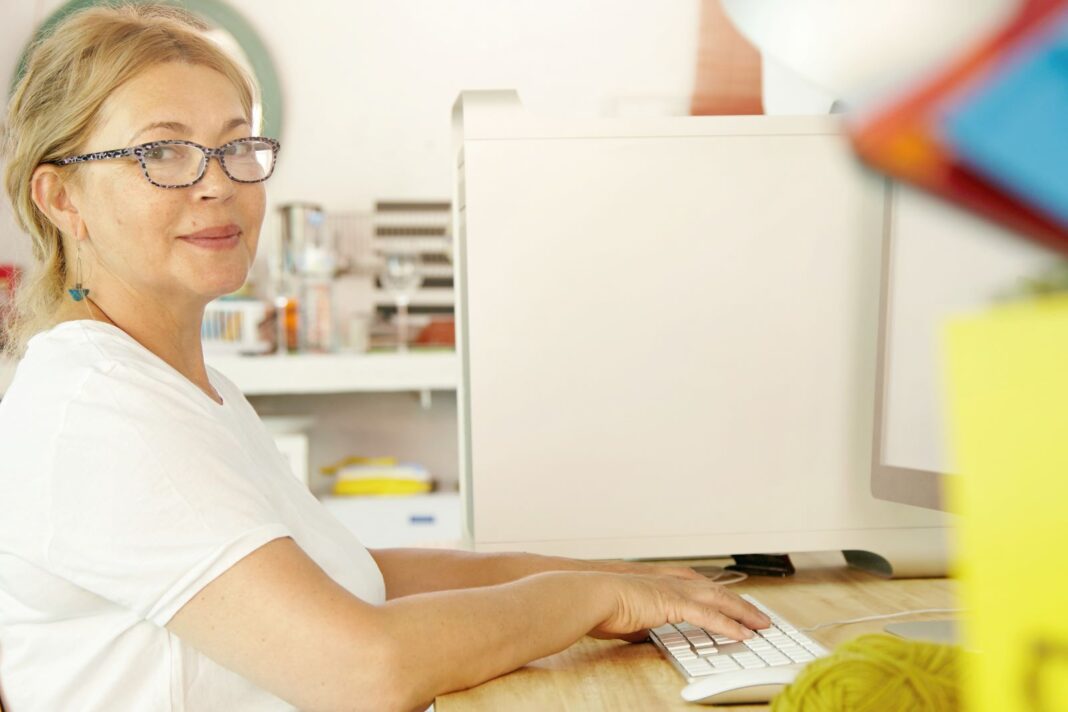 femme qui a besoin d'une exemple de lettre de motivation pour changement de domaine d’activité