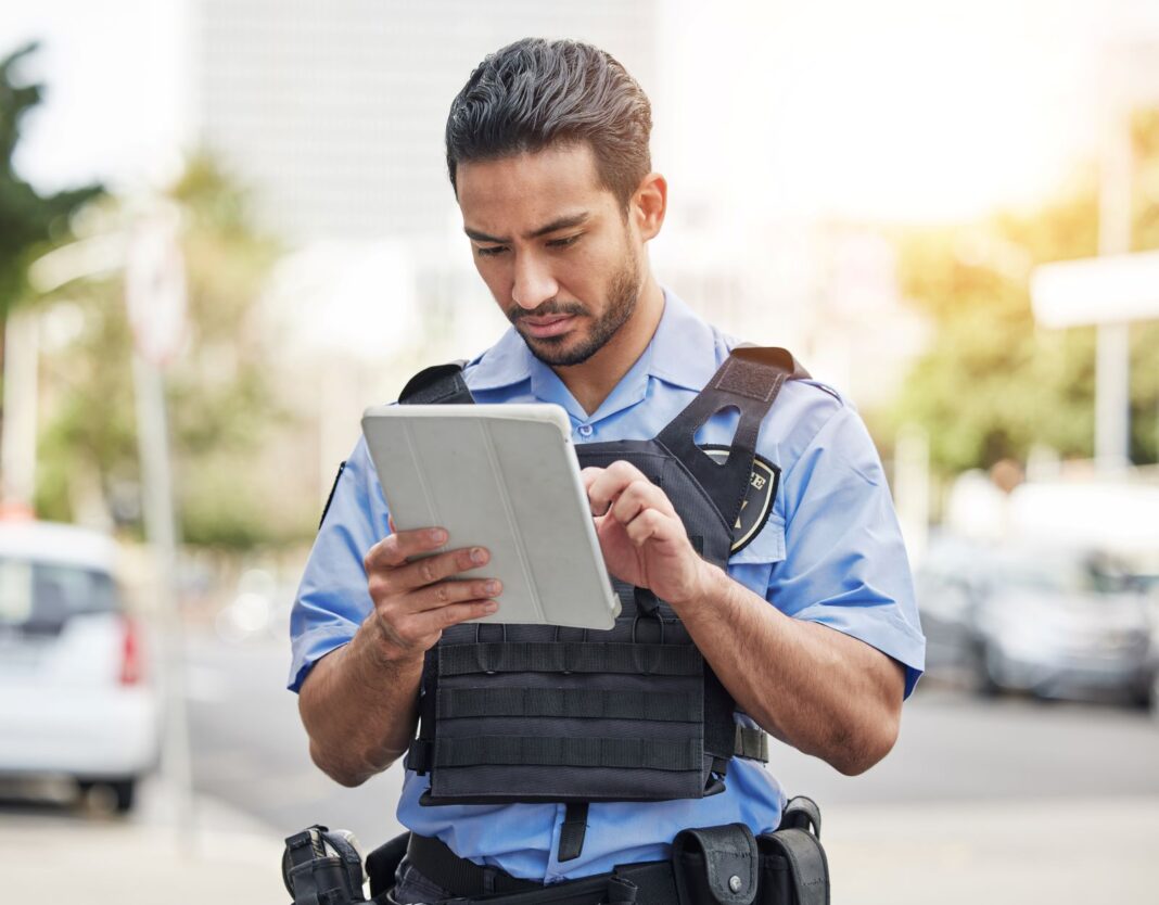 Gendarme lisant une lettre de motivation