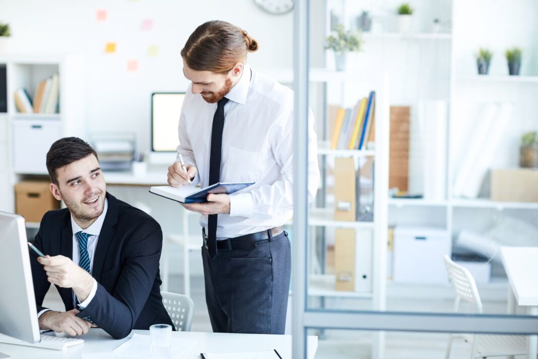 Homme en reconversion professionnelle lit une lettre de motivation