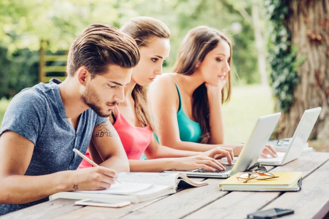 Groupe d'étudiants qui rédigent une lettre de motivation pour un emploi saisonnier