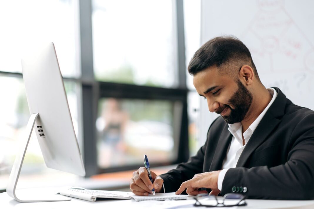 Homme impatient de terminer sa lettre de motivation pour un emploi