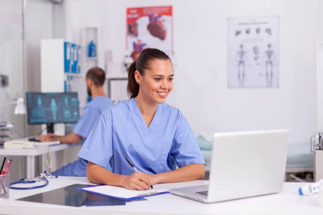 Etudiante qui est heureuse de rédiger sa lettre de motivation pour devenir infirmière