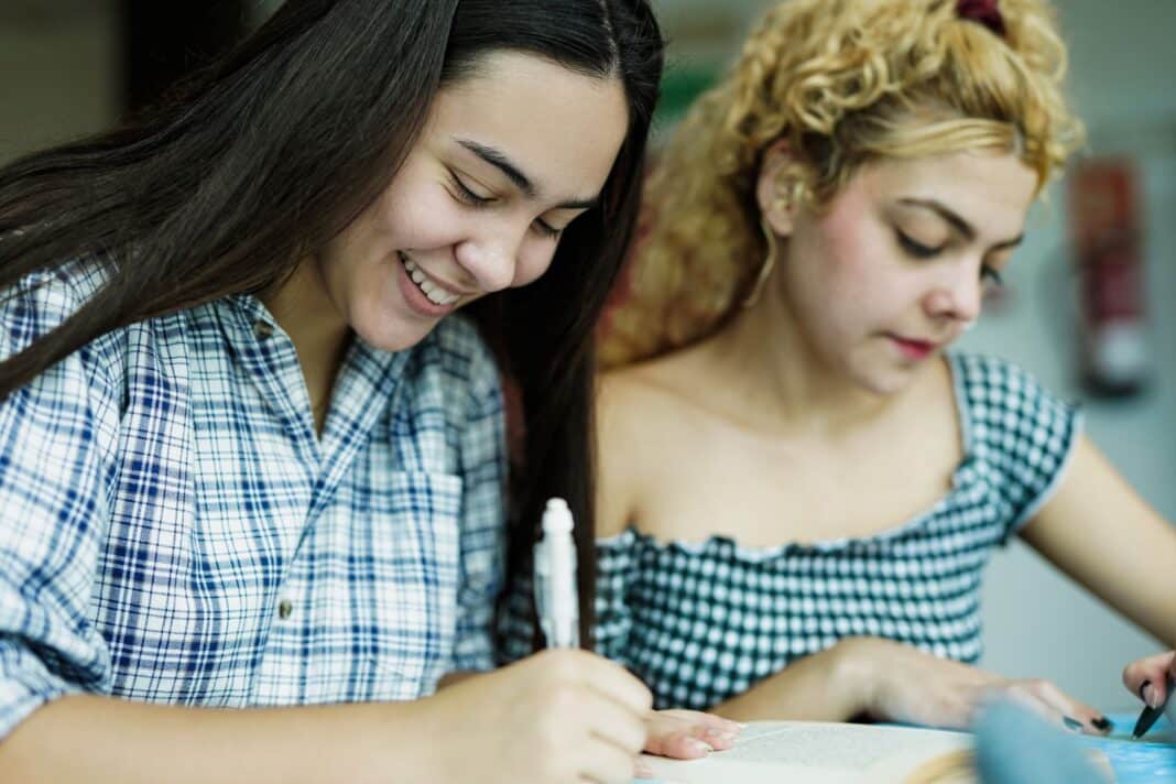 Etudiantes qui rédigent leur lettre de motivation pour Parcoursup