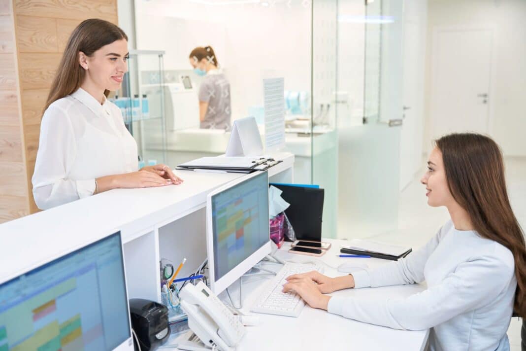 Jeune femme qui prend conseils pour rédiger sa lettre de motivation pour être secrétaire médicale