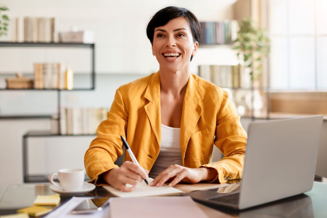 Personne qui souhaite devenir assistant familial en rédigeant sa lettre de motivation