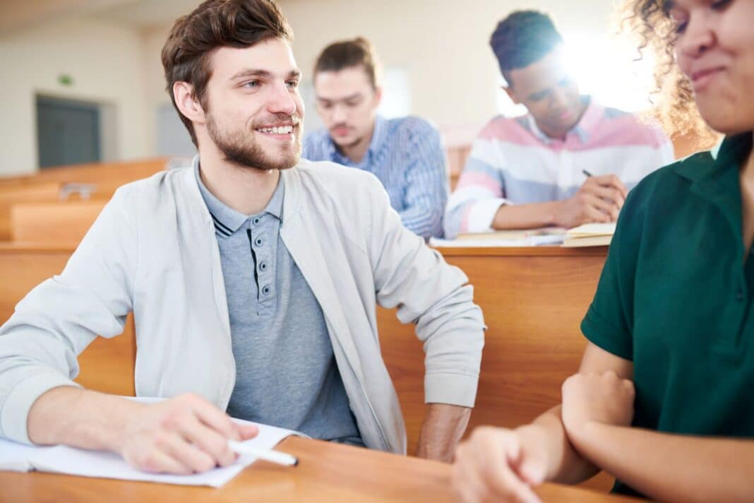 Etudiant heureux de rédiger sa lettre de motivation pour sciences Po