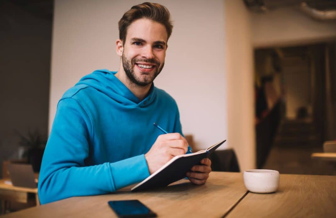 Un homme rédige sa lettre de motivation simple