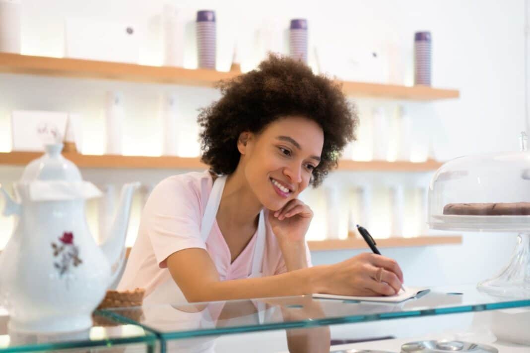 Jeune femme impatiente de rédiger sa lettre de motivation pour être vendeuse